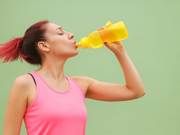 4 zahrbtni Gründe für Dehydration, die nichts mit Wasser zu tun haben